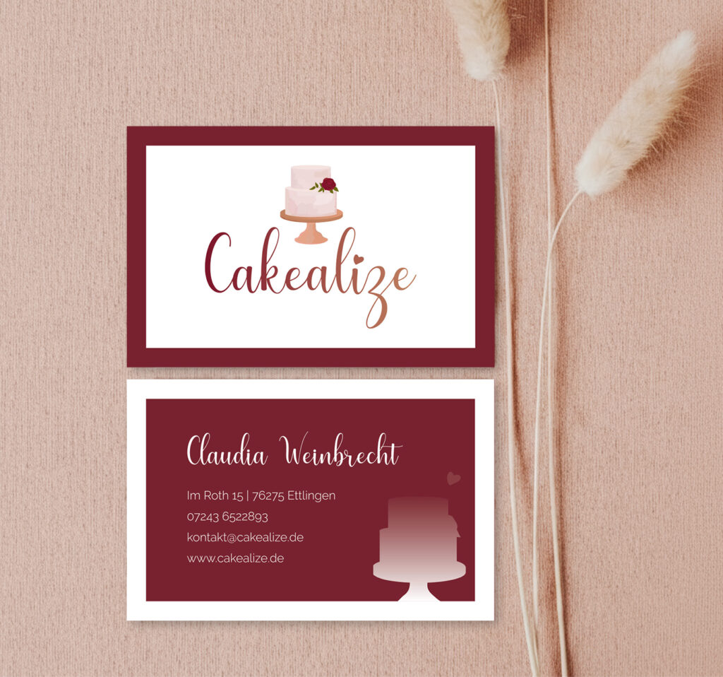 Visitenkarte in rottönen von cakealize. Geschwungene Schrift und eine Torte